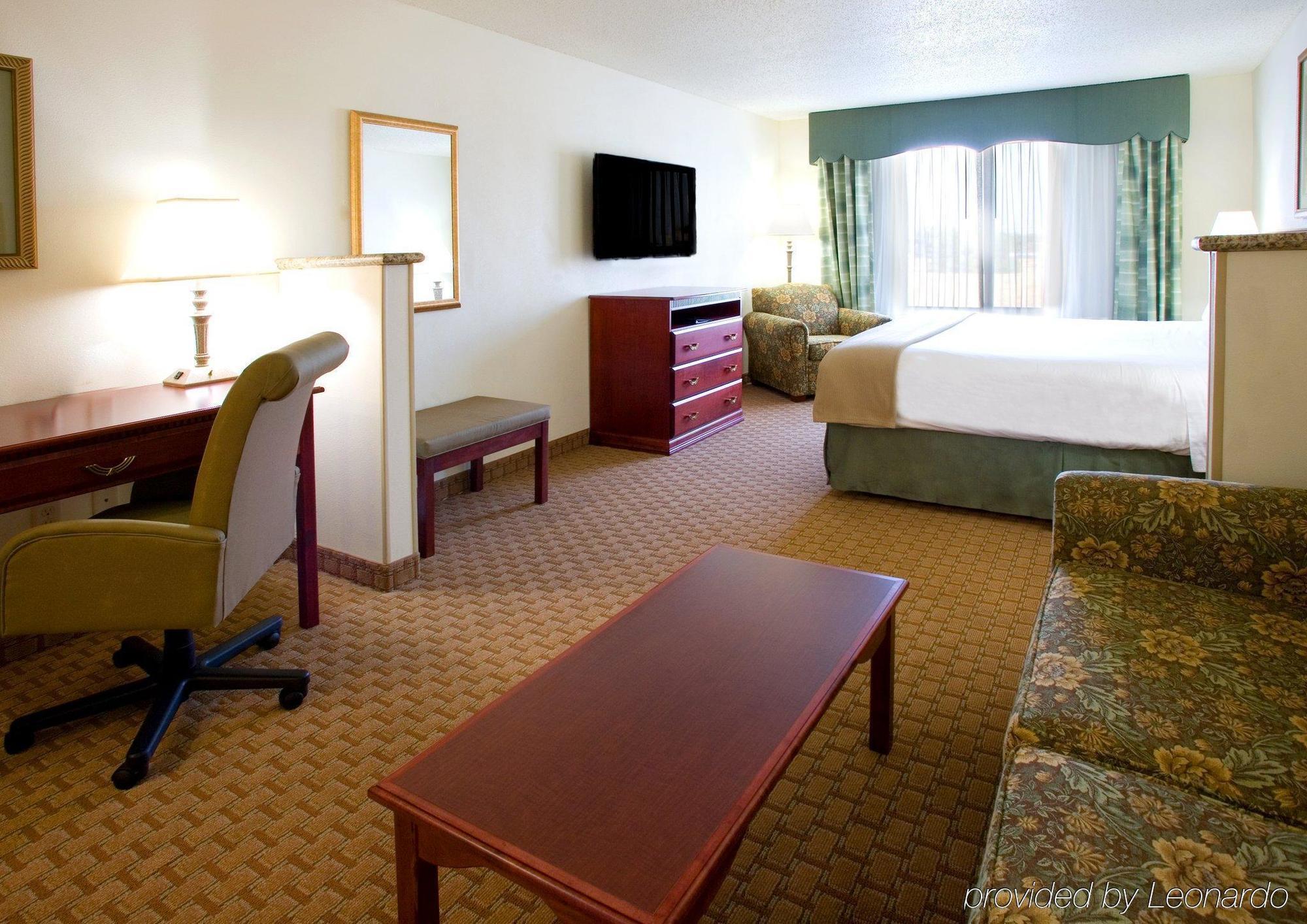 Holiday Inn Express & Suites Selma, An Ihg Hotel Room photo